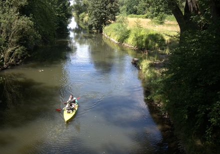 Kanu fährt auf der Werre