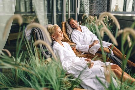 Zwei Personen im Bademantel auf Liegen im Ishara Bielefeld