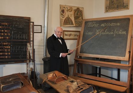 Dorfschulmuseum in Riege - Lehrer an Tafel