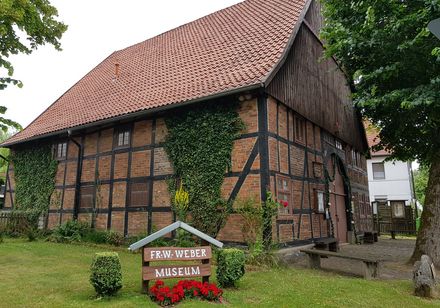 Außenansicht des Weber Museums in Alhausen