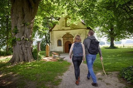 Wanderer auf dem Weg zur Kapelle Zur Hilligen Seele in Borchen