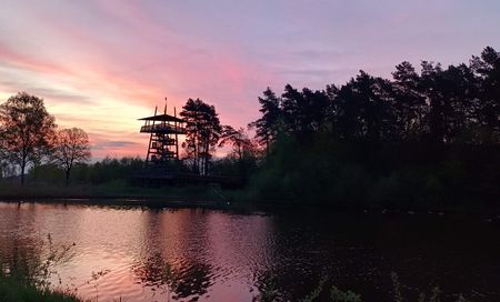 See und Aussichtsturm im Gartenschaupark Rietberg bei rosa Sonnenaufgang