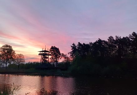 See und Aussichtsturm im Gartenschaupark Rietberg bei rosa Sonnenaufgang
