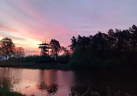 See und Aussichtsturm im Gartenschaupark Rietberg bei rosa Sonnenaufgang