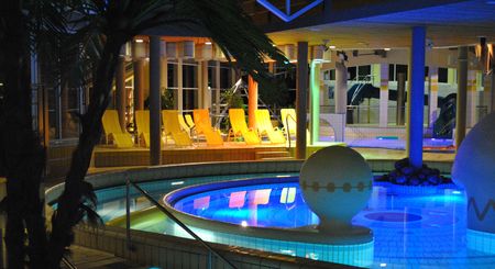 Freizeitbad Atoll beleuchtet am Abend
