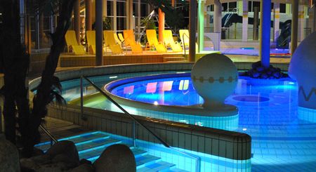 Beleuchtete Poollandschaft im Freizeitbad Atoll