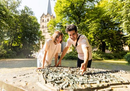 Paar vor Tastmodell der Stadt Herford