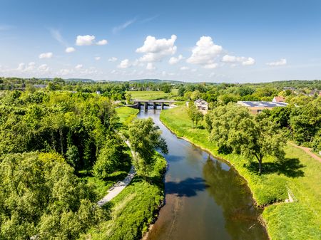 Fluss Werre fließt durch grüne Natur in Löhne