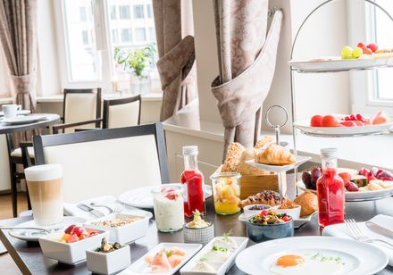 Ein gedeckter Frühstückstisch
