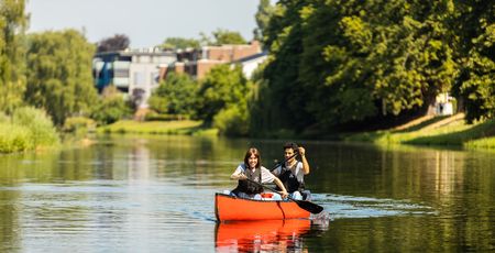 Zwei Personen fahren Kanu auf der Werre