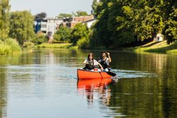 Zwei Personen in einem roten Kanu auf einem Fluss
