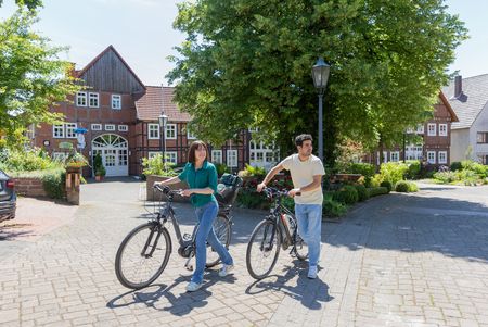 Zwei Radfahrer schieben Fahrrad durch Voerden