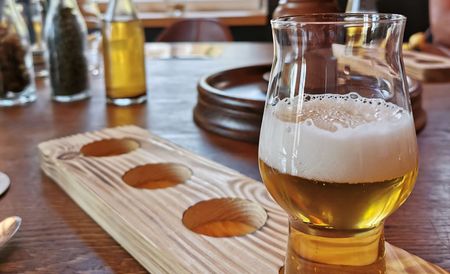Brett mit Bierglas bei einer Bierverkostung in der Brauerei Strate