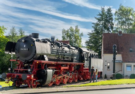 Blick von vorne auf eine schwarze Dampflokomotive im Bahnhof Altenbeken