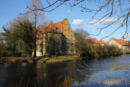 Flussblick auf das Wasserschloss Holtfeld, Foto: Fotostudio Warias