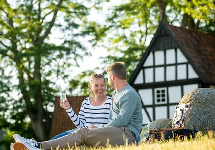 Zwei Personen beim Picknick vor Fachwerkhaus in Stemwede