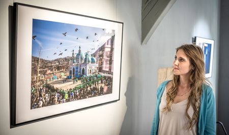 Frau schaut Bild an der Wand an, Forum Anja Niedringhaus in Höxter