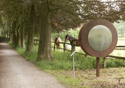 Kunstwerk und Pferde auf dem Barntruper Kunstpfad