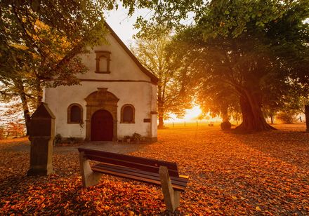 Kapelle “Zur Hilligen Seele” bei Sonnenaufgang im Herbst