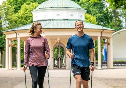 Zwei Personen beim Nordic Walking im Kurpark Bad Meinberg