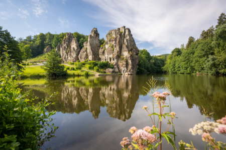 Externsteine mit See in Horn-Bad Meinberg