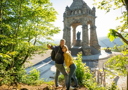 Paar vor Kaiser Wilhelm Denkmal in Porta Westfalica