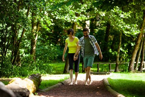Pärchen auf dem Barfußpfad in Bad Wünnenberg