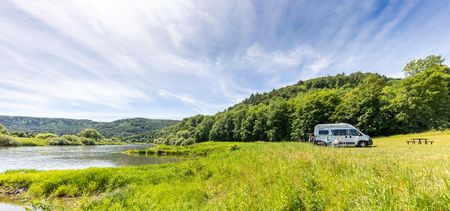 Campingvan an der Weser auf grüner Wiese