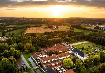 Luftaufnahme Schloss Benkhausen bei Sonnenuntergang