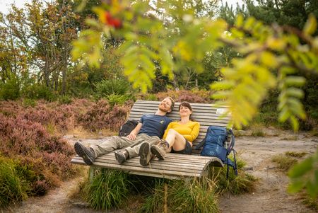 Zwei Personen auf Landschaftsliege entspannen beim Lippischen Velmerstot in Horn-Bad Meinberg