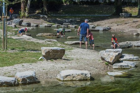 Blick auf die Maspernpader mit Personen im Wasser