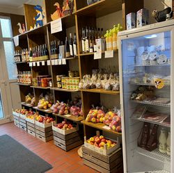 Regale mit Lebensmitteln im Hofladen Uthmann