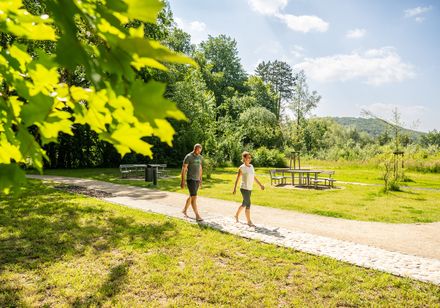 Zwei Personen auf dem Barfußpfad in Bad Driburg