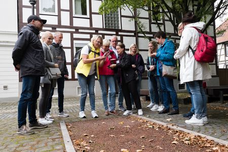 Unterwegs mit der Gästeführerin zu Tweten und Hinterhöfen in Detmold