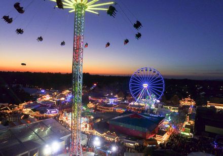 Pollhans-Markt Schloß Holte im Abendlicht