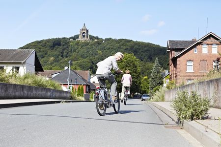 Zwei E-Bike Fahrer auf dem Weg zum Kaiser-Wilhelm Denkmal 