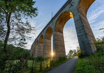 Blick von unten nach oben auf das Viadukt Altenbeken
