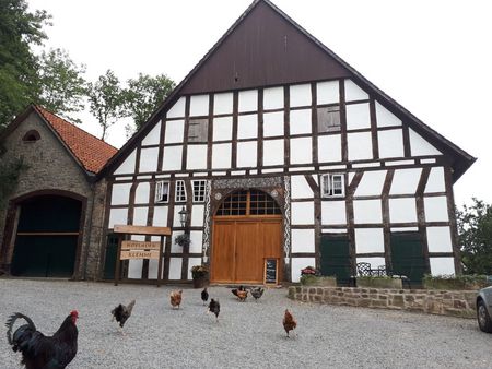 Gebäude Hof-Klemme mit Hühnern davor