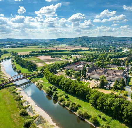 Luftaufnahme Kloster Corvey und Weserlandschaft im Kulturland Kreis Höxter