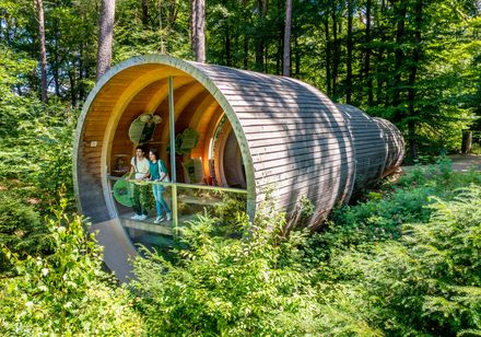 Zwei Personen im hölzernen Fernrohr in der Gartenschau Bad Lippspringe