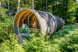 Zwei Personen im hölzernen Fernrohr in der Gartenschau Bad Lippspringe