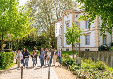 Gruppe geht bei Stadtführung durch Herford