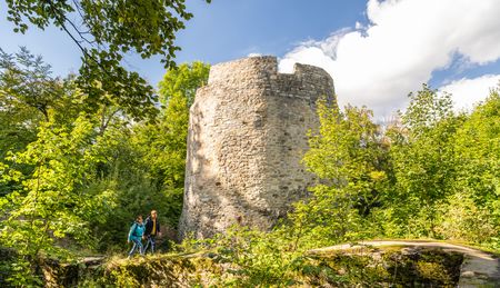 Ein Wanderpark vor der Iburg im Kreis Höxter