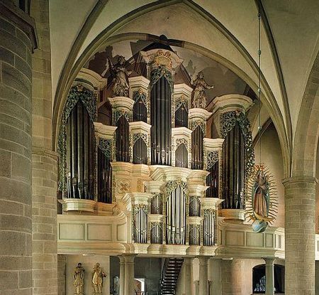 Prächtige Orgel mit kunstvollen, vergoldeten Schnitzereien in einer gotischen Kirche.