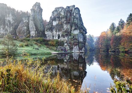 Im Herbst zeigt sich noch deutlicher als sonst, wie mystisch die Externsteine bei Horn-Bad Meinberg an den Hermannshöhen wirken.