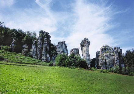Felsenreihe der Externsteine am Europaradweg R 1. Horn- Bad Meinberg. Teutoburger Wald. Foto: Lippe Tourismus-und-Marketing GmbH