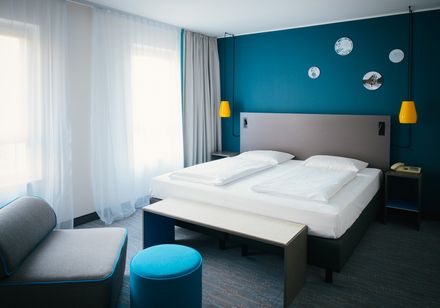 Zimmer mit blauen Wänden im Hotel Vienna House Easy Bad Oeynhausen