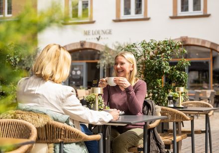 Zwei Frauen in einem Café in Lemgo, Kreis Lippe