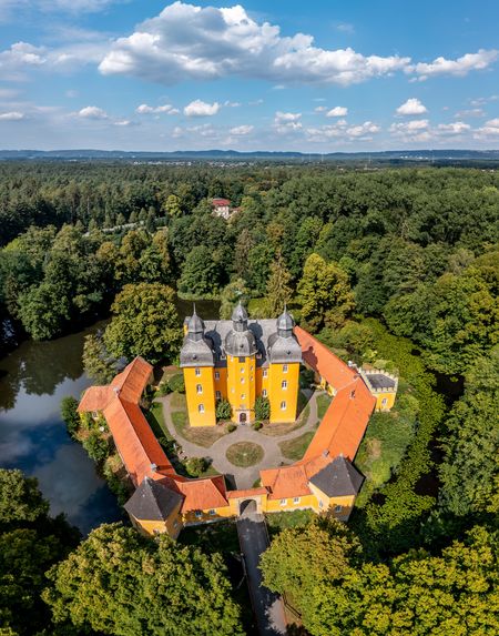 Jagdschloss Holte Luftaufnahme - gelbes Schloss im Wald