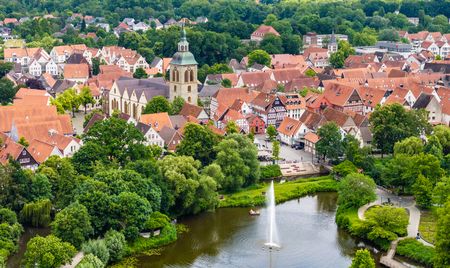 Blick über die Altstadt von Rheda-Wiedenbrück mit dem Emssee, Kirche und Fachwerkhäusern im Grünen